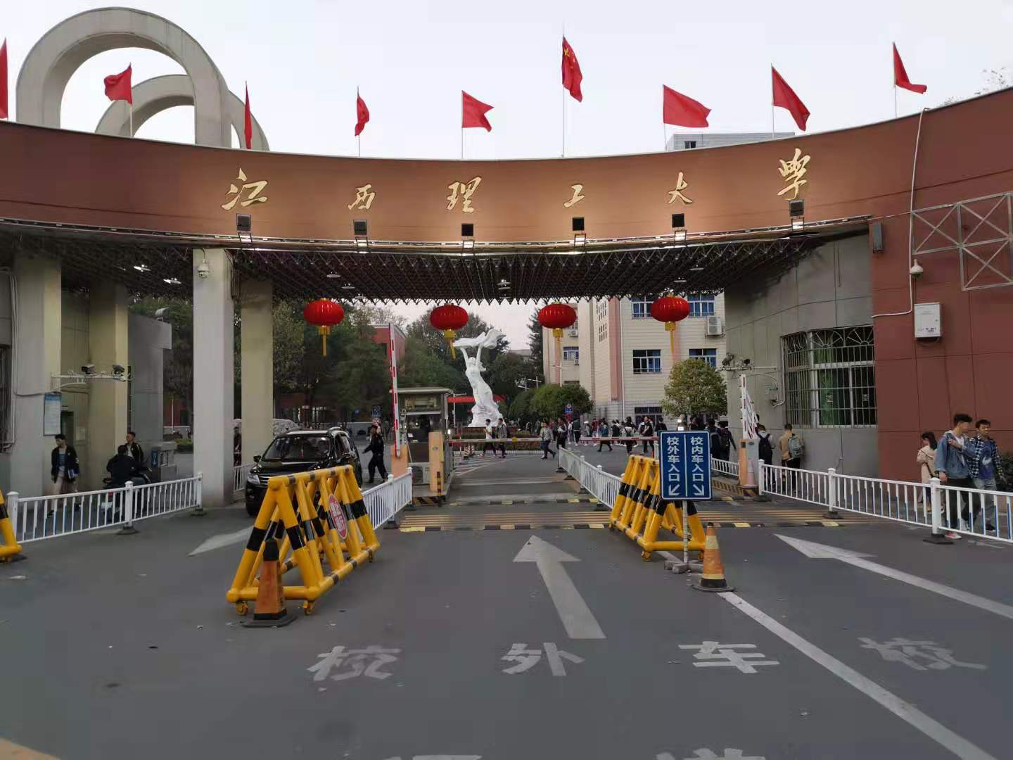 学院大门.jpg